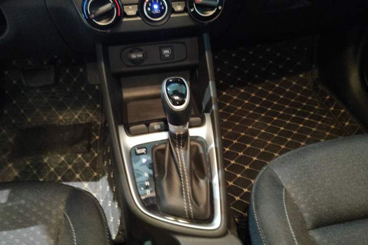 Used Hyundai Celesta 2020 1.6L Automatic GL Enjoyable Edition Gear Lever