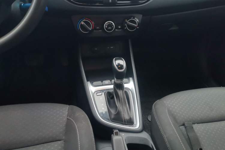 Used Hyundai Celesta 2020 1.6L Automatic GL Enjoyable Edition Gear Lever