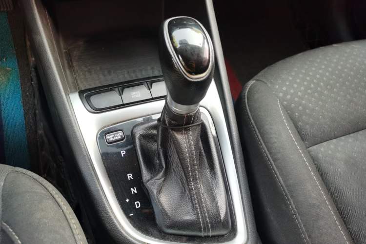 Used Hyundai Celesta 2020 1.6L Automatic GL Enjoyable Edition Gear Lever