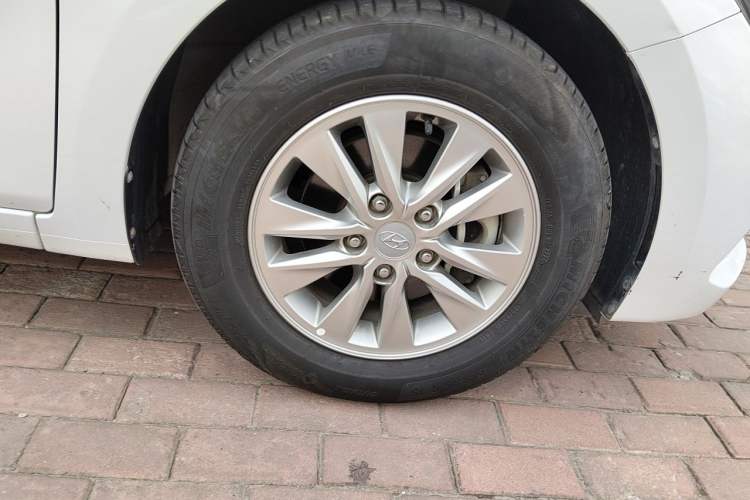 Used Hyundai Celesta 2020 1.6L Automatic GL Enjoyable Edition Right Front Wheel Hub
