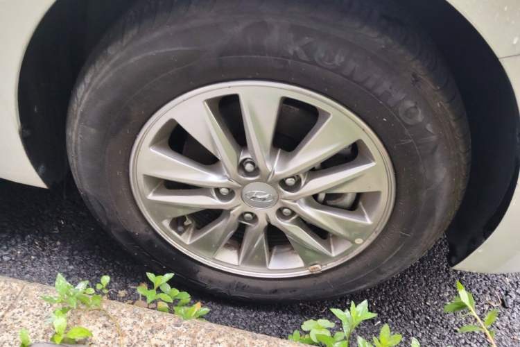 Used Hyundai Celesta 2020 1.6L Automatic GL Enjoyable Edition Right Front Wheel Hub