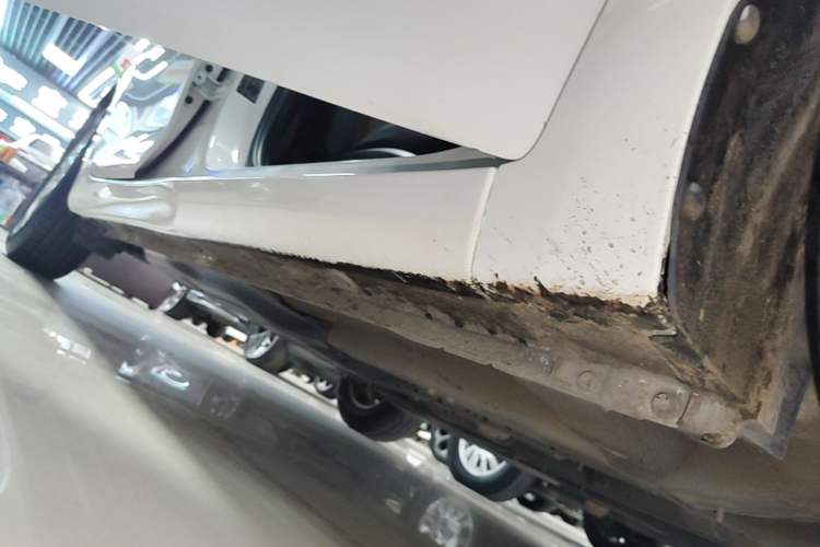 Used Hyundai Celesta 2020 1.6L Automatic GL Enjoyable Edition Right Side Sill