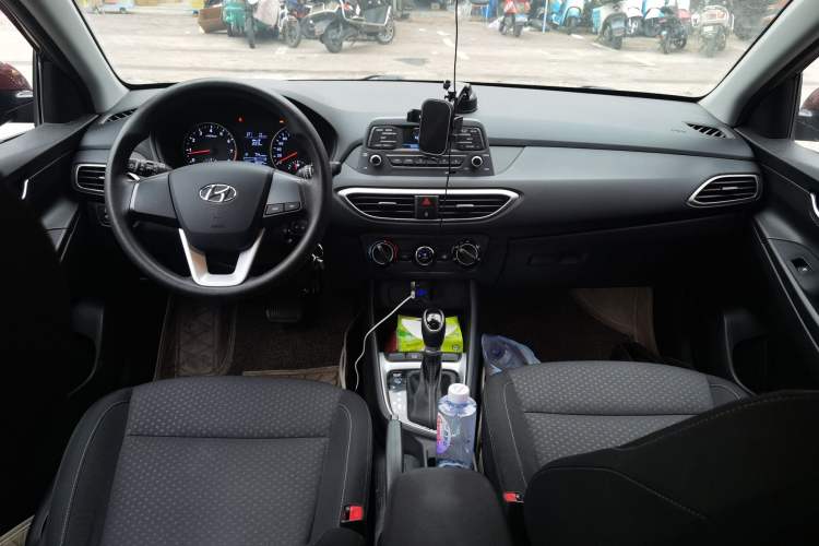 Used Hyundai Celesta Traveler 2018 1.6L Automatic Enjoyment Model China V Standard Center Console