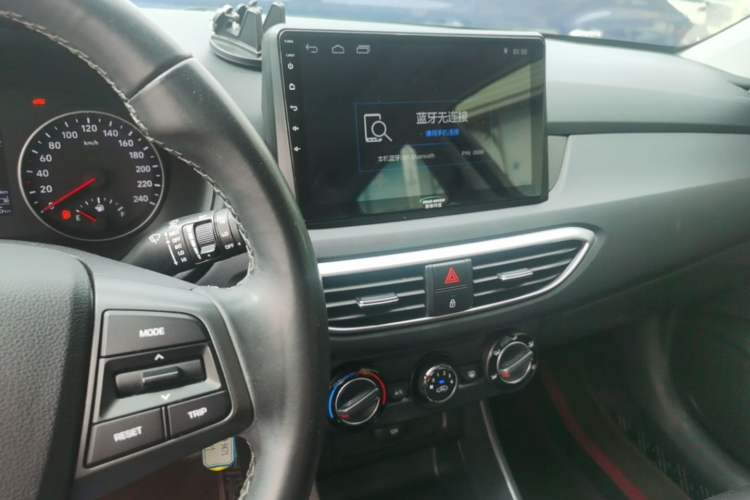 Used Hyundai Celesta Traveler 2018 1.6L Automatic Yixin Model China V Standard Audio And AC Panel