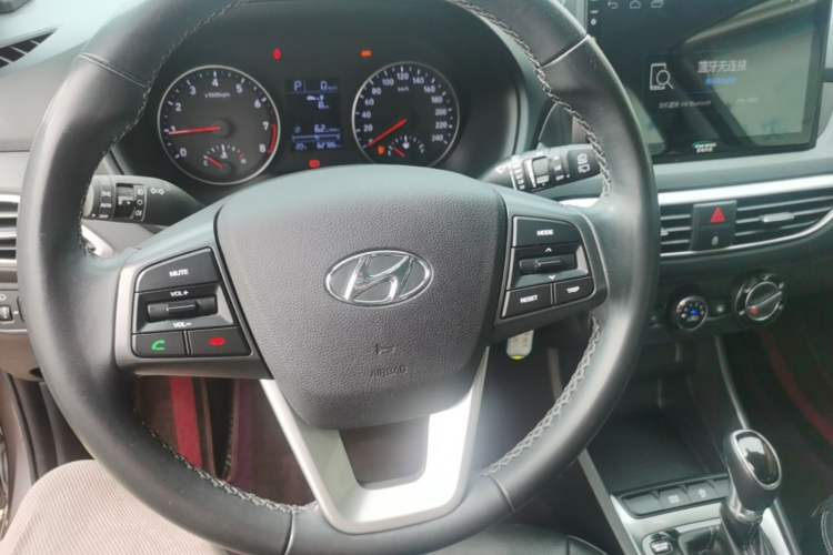 Used Hyundai Celesta Traveler 2018 1.6L Automatic Yixin Model China V Standard Center Console