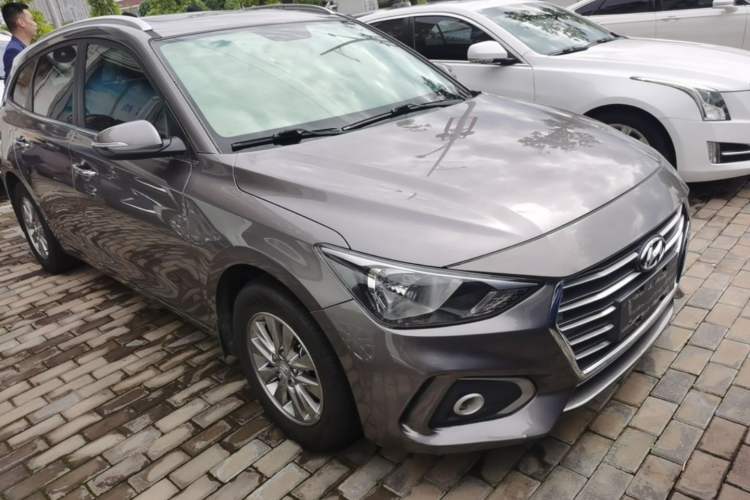 Used Hyundai Celesta Traveler 2018 1.6L Automatic Yixin Model China V Standard Front Right 45 Deg