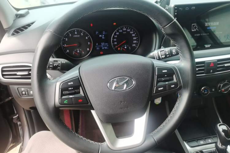 Used Hyundai Celesta Traveler 2018 1.6L Automatic Yixin Model China V Standard Steering Wheel