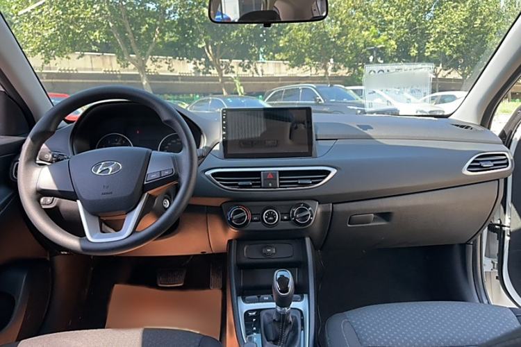 Used Hyundai Celesta Traveler 2018 1.6L Automatic Enjoyment Model China V Standard Interior 1
