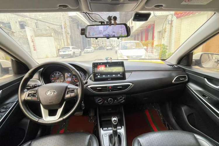 Used Hyundai Celesta Traveler 2018 1.6L Automatic Yixin Model China V Standard Interior 1