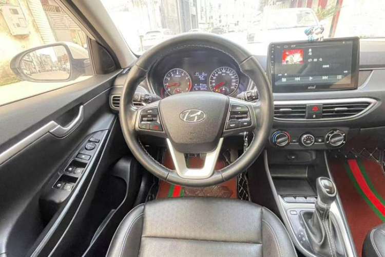 Used Hyundai Celesta Traveler 2018 1.6L Automatic Yixin Model China V Standard Interior 3