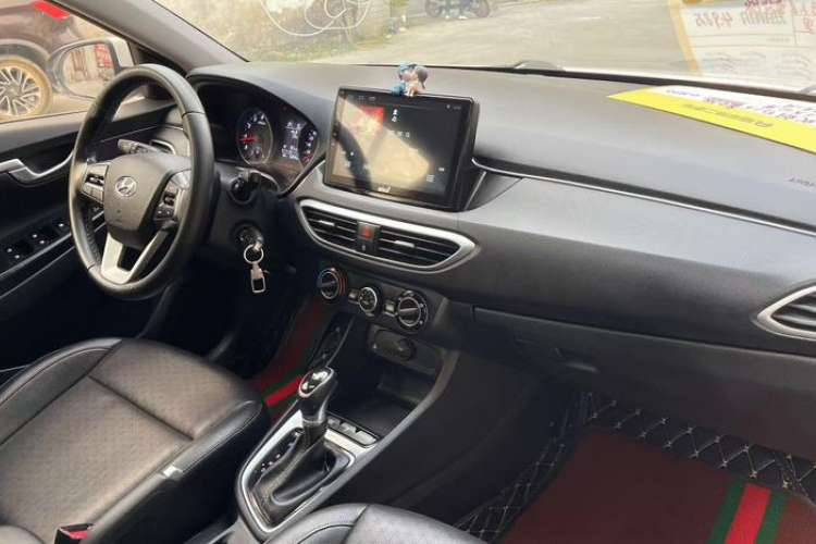 Used Hyundai Celesta Traveler 2018 1.6L Automatic Yixin Model China V Standard Interior 6