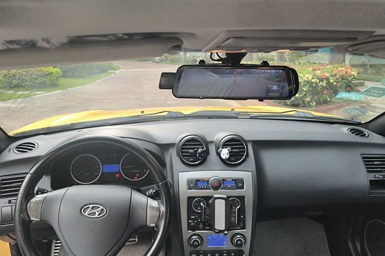 Used Hyundai Coupe 2006 2.0L Automatic Transmission Center Console