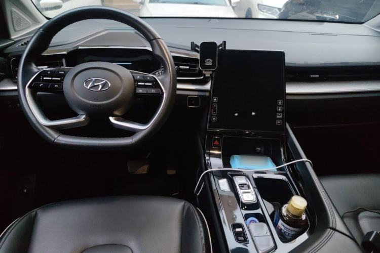 Used Hyundai Custo 2021 270TGDi Prestige LUX Center Console