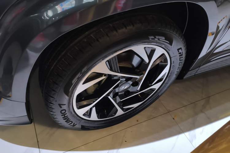 Used Hyundai Custo 2021 270TGDi Prestige LUX Left Front Wheel Hub