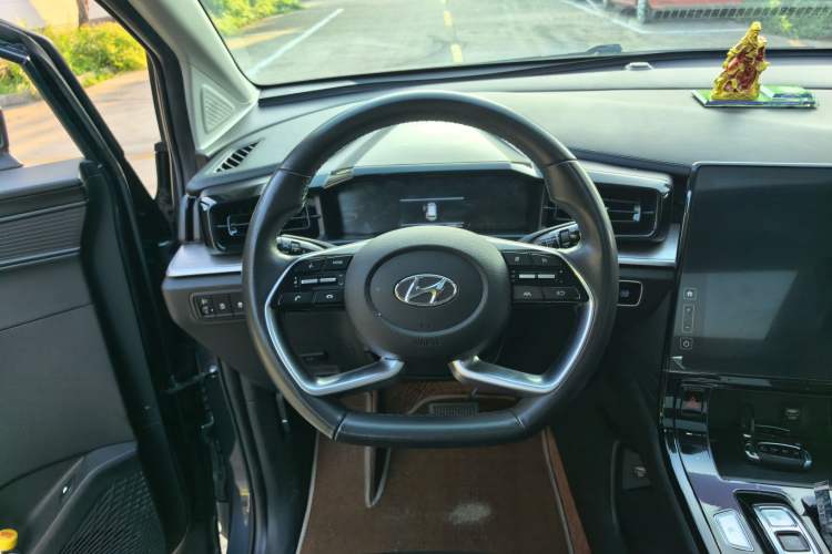 Used Hyundai Custo 2021 270TGDi Prestige LUX Steering Wheel