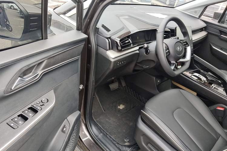 Used Hyundai Custo 2021 270TGDi Prestige LUX Driver Seat