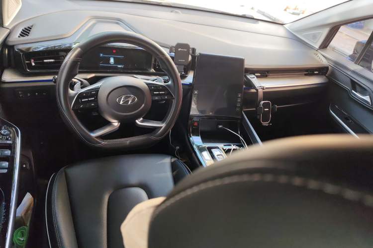 Used Hyundai Custo 2021 380TGDi Smart Love Flagship Edition TOP Premium Center Console