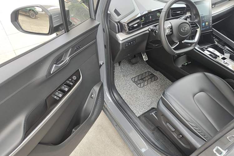 Used Hyundai Custo 2021 380TGDi Deluxe Edition DLX Driver Seat