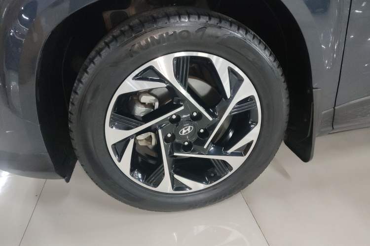 Used Hyundai Custo 2021 270TGDi Prestige LUX Left Front Wheel Hub