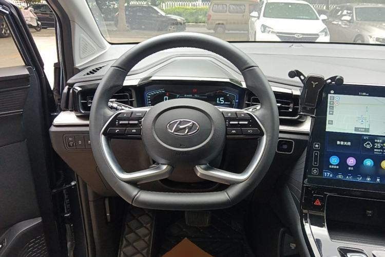 Used Hyundai Custo 2021 270TGDi Prestige LUX Steering Wheel