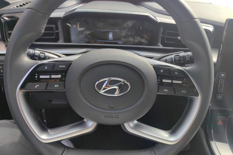 Used Hyundai Custo 2021 270TGDi Prestige LUX Steering Wheel