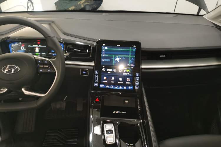 Used Hyundai Custo 2024 270TGDi LUX Prestige Edition Audio And AC Panel