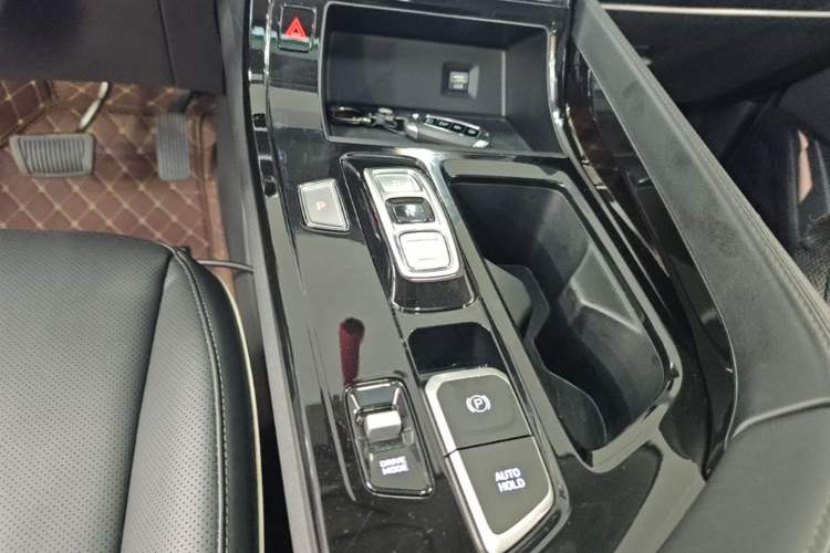 Used Hyundai Custo 2024 270TGDi LUX Prestige Edition Gear Lever