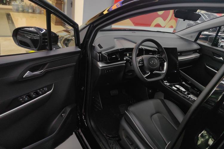 Used Hyundai Custo 2024 270TGDi LUX Prestige Edition Interior 2