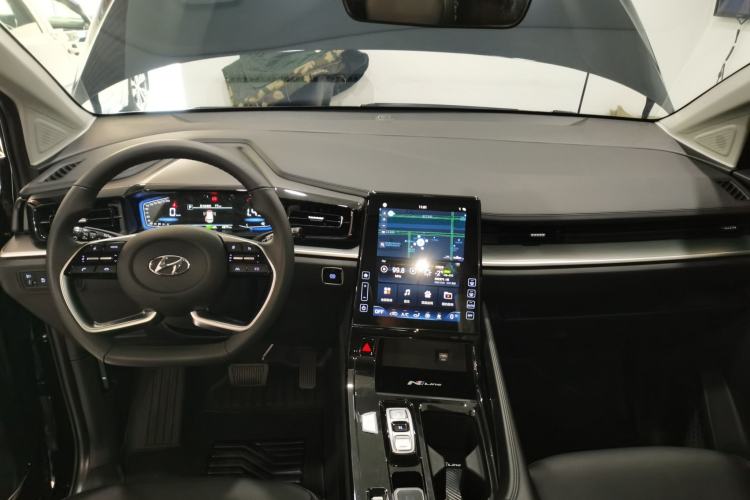 Used Hyundai Custo 2024 270TGDi LUX Prestige Edition Interior 2