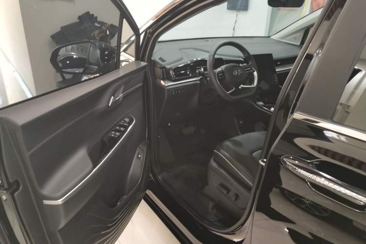 Used Hyundai Custo 2024 270TGDi LUX Prestige Edition Interior 3