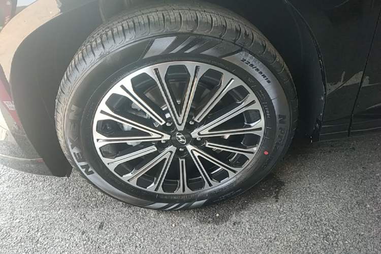 Used Hyundai Custo 2024 270TGDi LUX Prestige Edition Left Front Wheel Hub