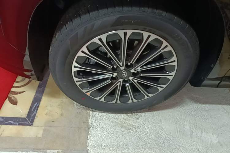 Used Hyundai Custo 2024 270TGDi LUX Prestige Edition Left Front Wheel Hub