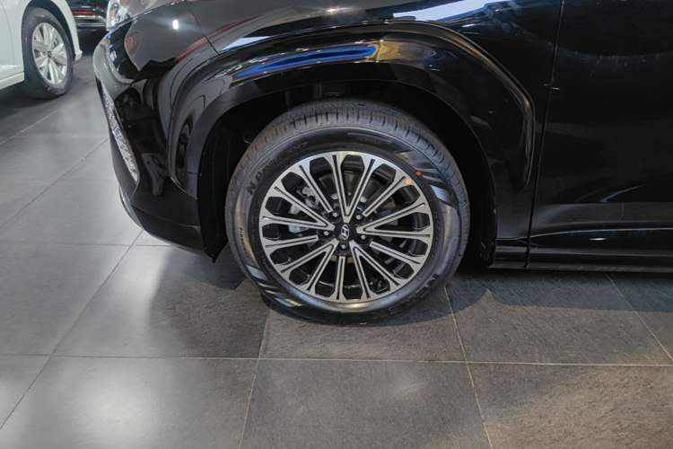 Used Hyundai Custo 2024 270TGDi LUX Prestige Edition Left Front Wheel Hub