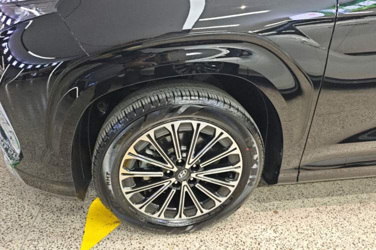 Used Hyundai Custo 2024 270TGDi LUX Prestige Edition Left Front Wheel Hub
