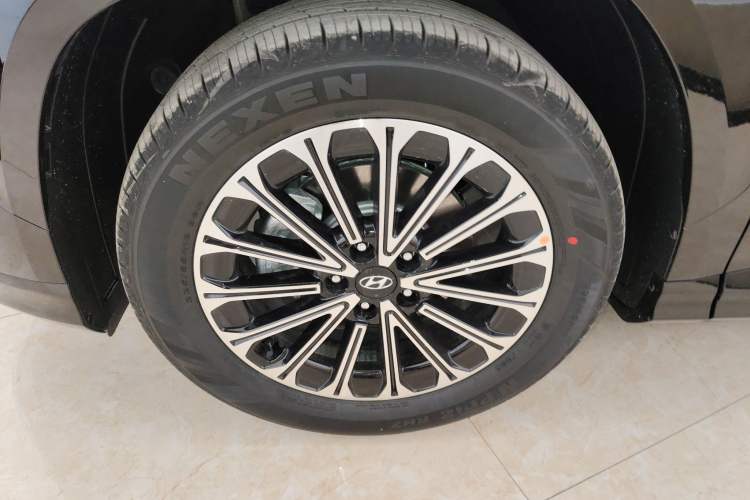 Used Hyundai Custo 2024 270TGDi LUX Prestige Edition Left Front Wheel Hub