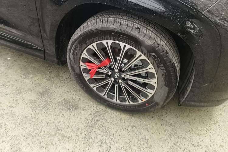 Used Hyundai Custo 2024 270TGDi LUX Prestige Edition Right Front Wheel Hub