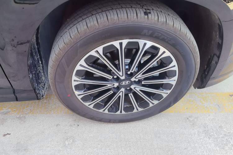 Used Hyundai Custo 2024 270TGDi LUX Prestige Edition Right Front Wheel Hub
