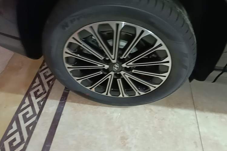 Used Hyundai Custo 2024 270TGDi LUX Prestige Edition Right Rear Wheel Hub