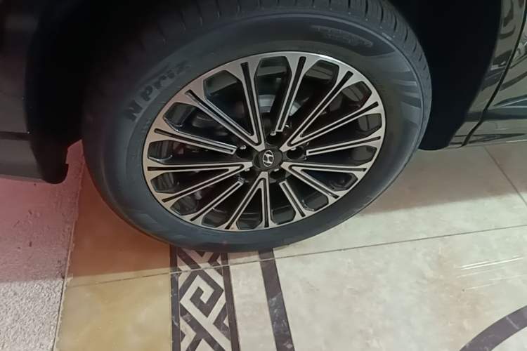 Used Hyundai Custo 2024 270TGDi LUX Prestige Edition Right Rear Wheel Hub