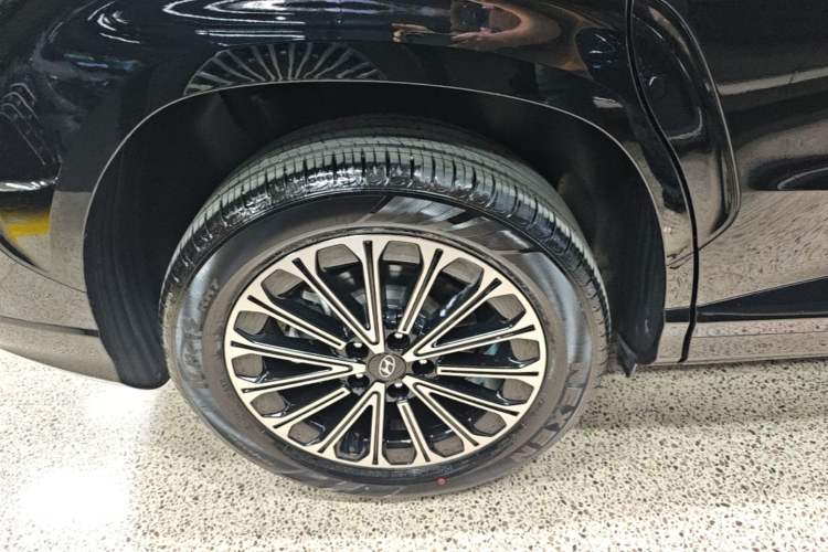 Used Hyundai Custo 2024 270TGDi LUX Prestige Edition Right Rear Wheel Hub