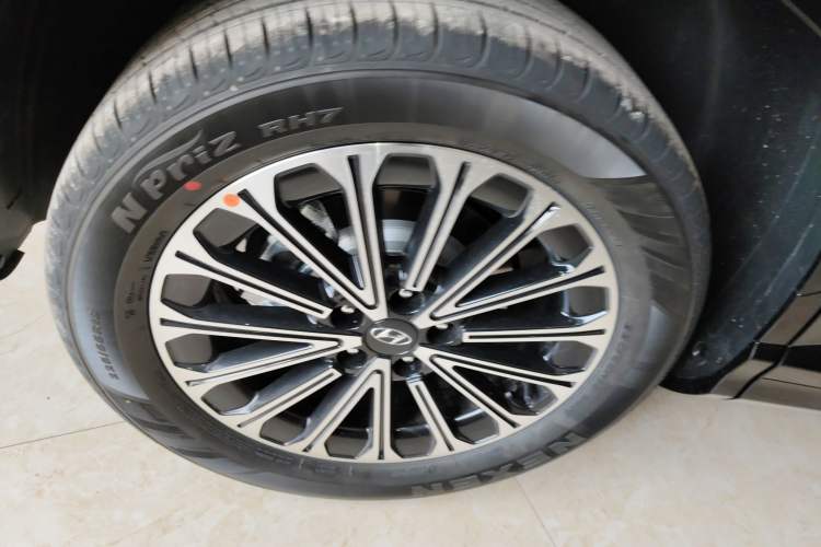 Used Hyundai Custo 2024 270TGDi LUX Prestige Edition Right Rear Wheel Hub