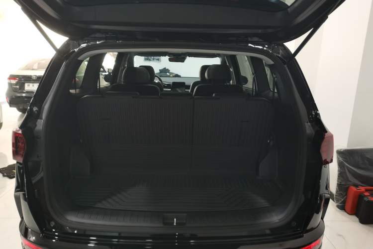 Used Hyundai Custo 2024 270TGDi LUX Prestige Edition Trunk
