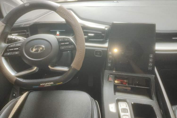 Used Hyundai Custo 2024 270TGDi LUX Prestige Edition Center Console