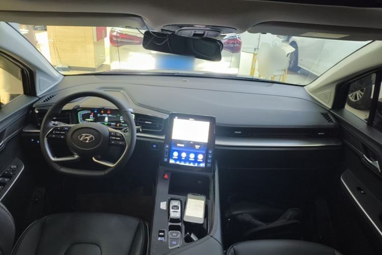 Used Hyundai Custo 2024 270TGDi LUX Prestige Edition Center Console