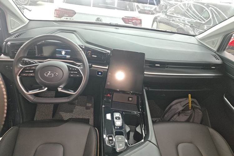 Used Hyundai Custo 2024 270TGDi LUX Prestige Edition Center Console