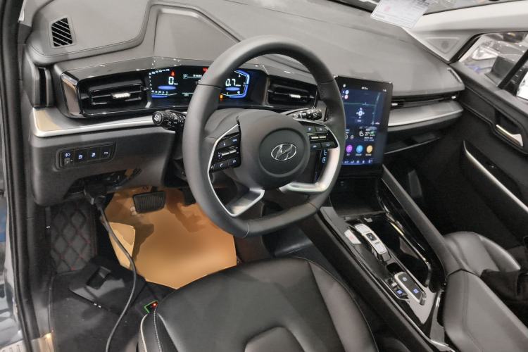 Used Hyundai Custo 2024 270TGDi LUX Prestige Edition Center Console