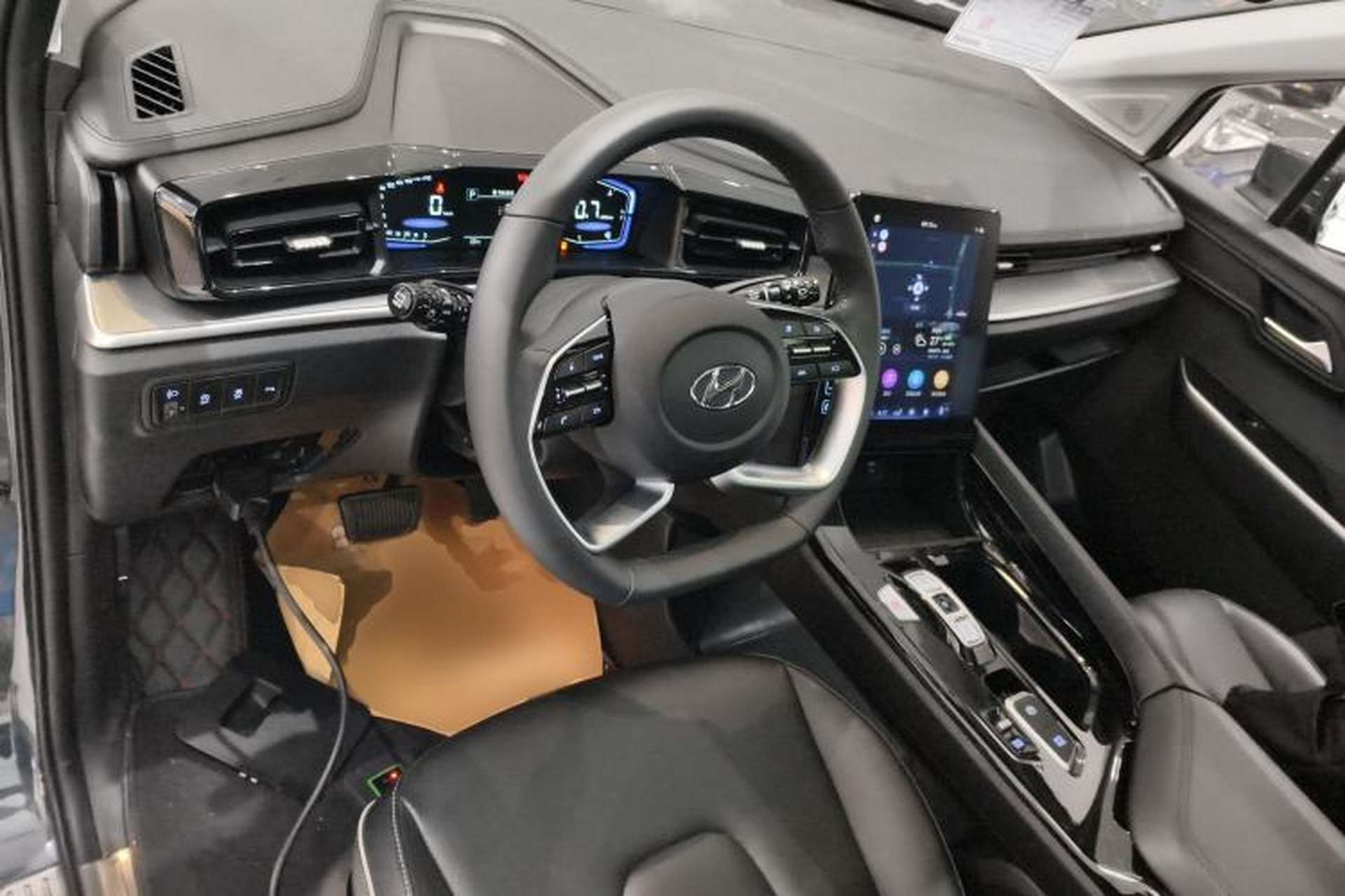 Used Hyundai Custo 2024 270TGDi LUX Prestige Edition Center Console