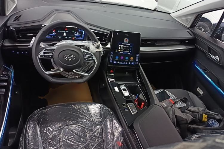 Used Hyundai Custo 2024 270TGDi LUX Prestige Edition Center Console