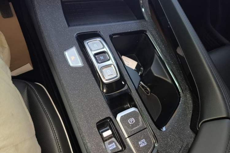 Used Hyundai Custo 2024 270TGDi LUX Prestige Edition Gear Lever