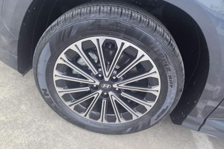 Used Hyundai Custo 2024 270TGDi LUX Prestige Edition Left Front Wheel Hub